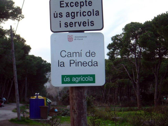 Cartells situats a l'accs al Cam de la Pineda de Gav Mar (al costat del Tennis Pineda Gav) que informen que aquest cam s d's agrcola i de serveis
